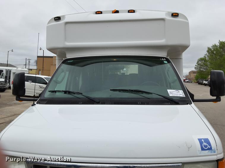 image for item DA6017 2007 Ford Econoline E450 shuttle bus