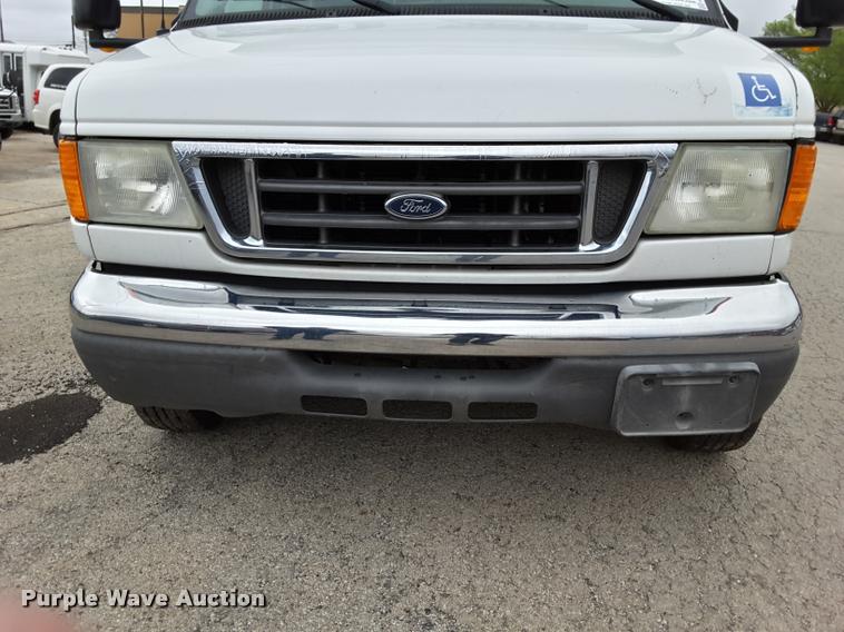 image for item DA6017 2007 Ford Econoline E450 shuttle bus