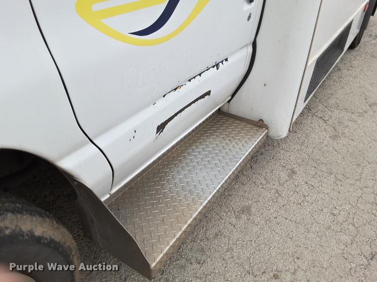 image for item DA6017 2007 Ford Econoline E450 shuttle bus
