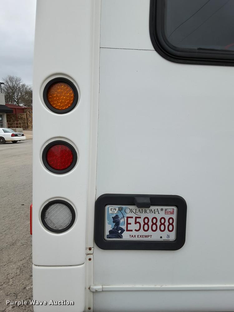 image for item DA6017 2007 Ford Econoline E450 shuttle bus