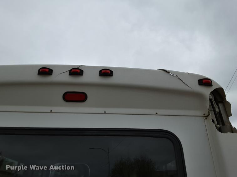 image for item DA6017 2007 Ford Econoline E450 shuttle bus