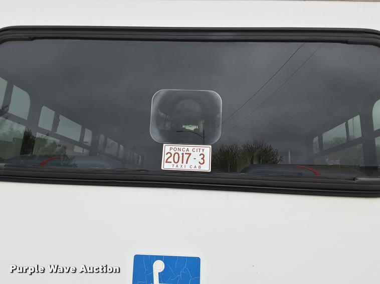 image for item DA6017 2007 Ford Econoline E450 shuttle bus