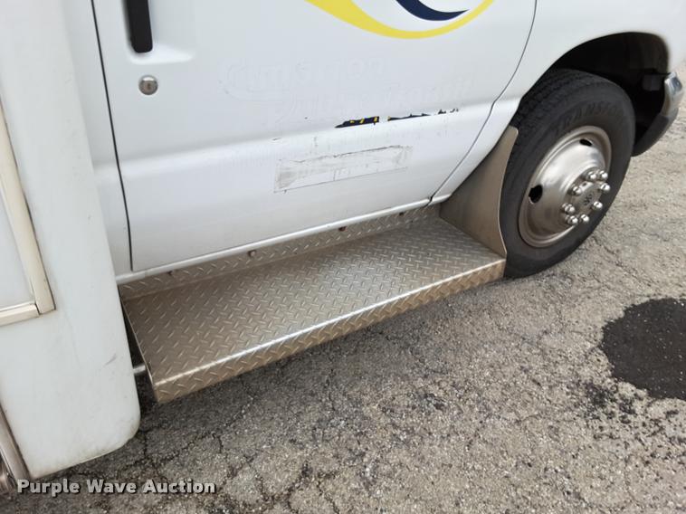 image for item DA6017 2007 Ford Econoline E450 shuttle bus