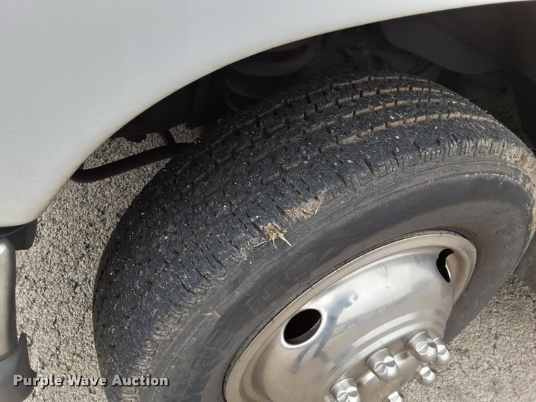 image for item DA6017 2007 Ford Econoline E450 shuttle bus