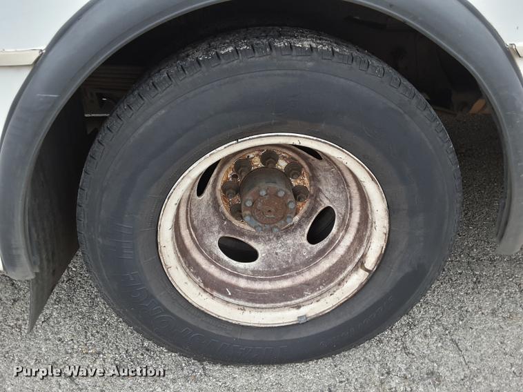 image for item DA6017 2007 Ford Econoline E450 shuttle bus