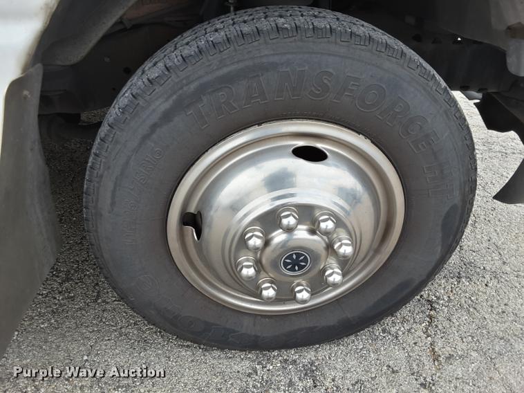 image for item DA6017 2007 Ford Econoline E450 shuttle bus