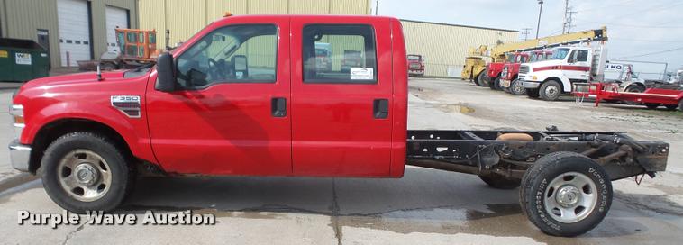 image for item DA8012 2008 Ford F350 Super Duty Crew Cab pickup truck cab and chassis