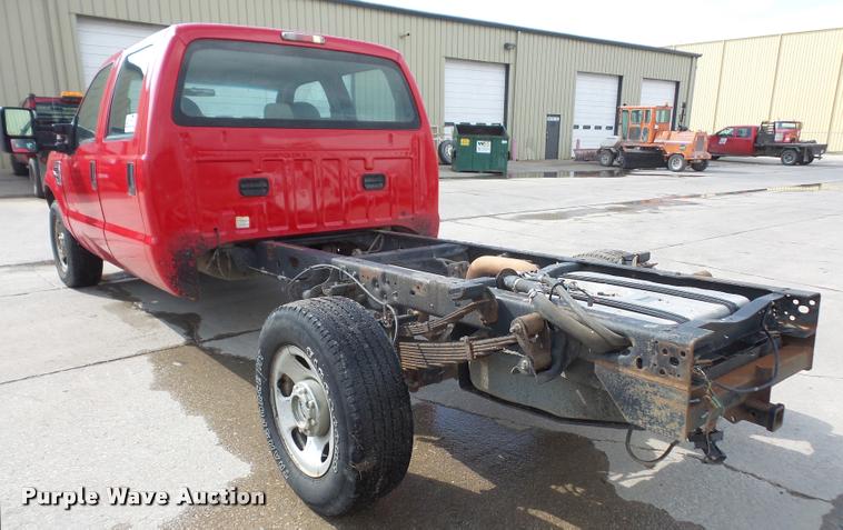 image for item DA8012 2008 Ford F350 Super Duty Crew Cab pickup truck cab and chassis