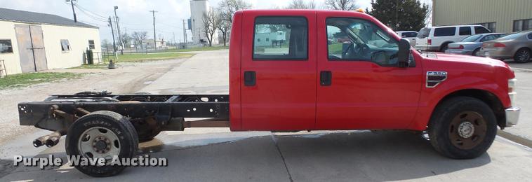 image for item DA8012 2008 Ford F350 Super Duty Crew Cab pickup truck cab and chassis