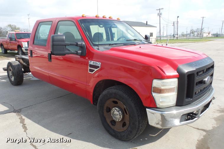 image for item DA8012 2008 Ford F350 Super Duty Crew Cab pickup truck cab and chassis