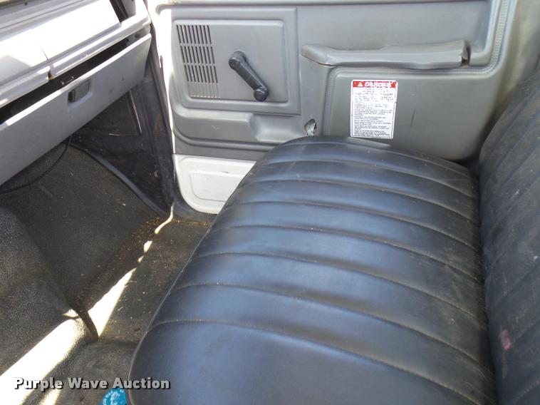 image for item DB0130 1998 Ford F800 truck cab and chassis