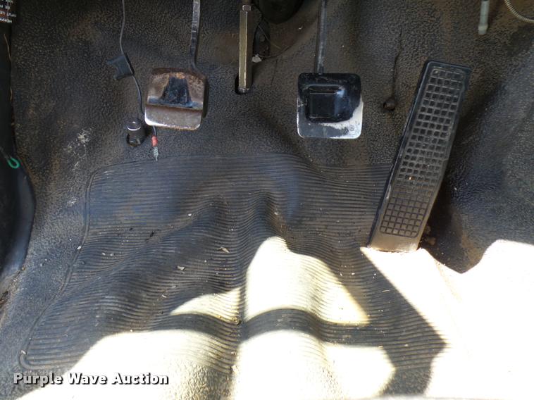 image for item DB0130 1998 Ford F800 truck cab and chassis