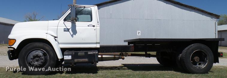 image for item DB0131 1997 Ford F800 flatbed truck