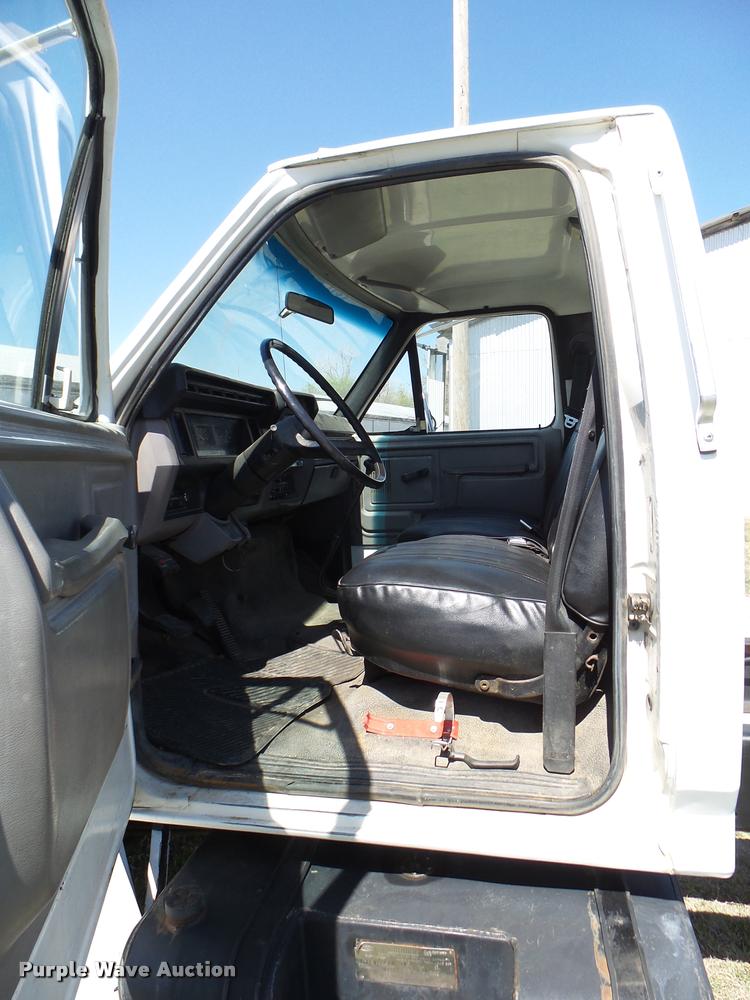 image for item DB0131 1997 Ford F800 flatbed truck