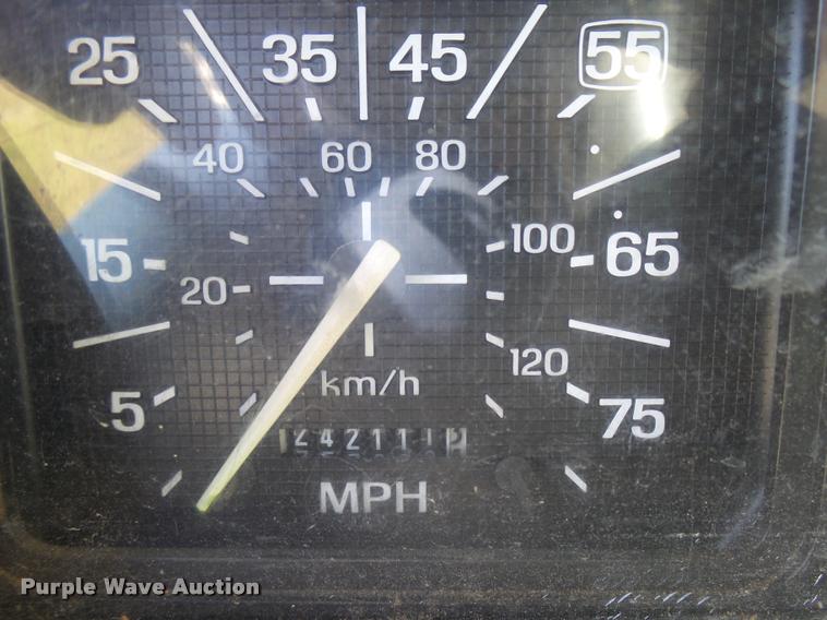 image for item DB0131 1997 Ford F800 flatbed truck