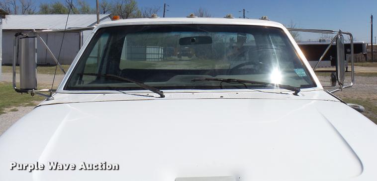 image for item DB0131 1997 Ford F800 flatbed truck