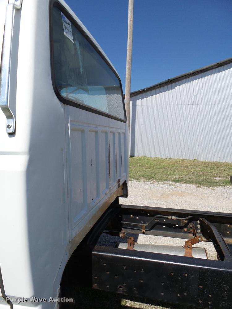 image for item DB0131 1997 Ford F800 flatbed truck