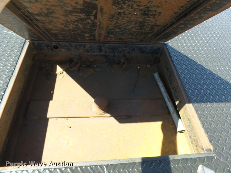 image for item DB0131 1997 Ford F800 flatbed truck