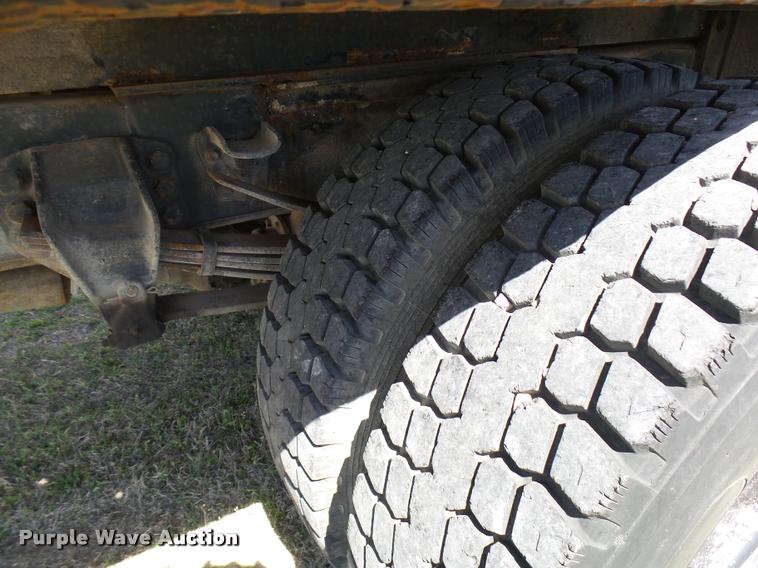 image for item DB0131 1997 Ford F800 flatbed truck