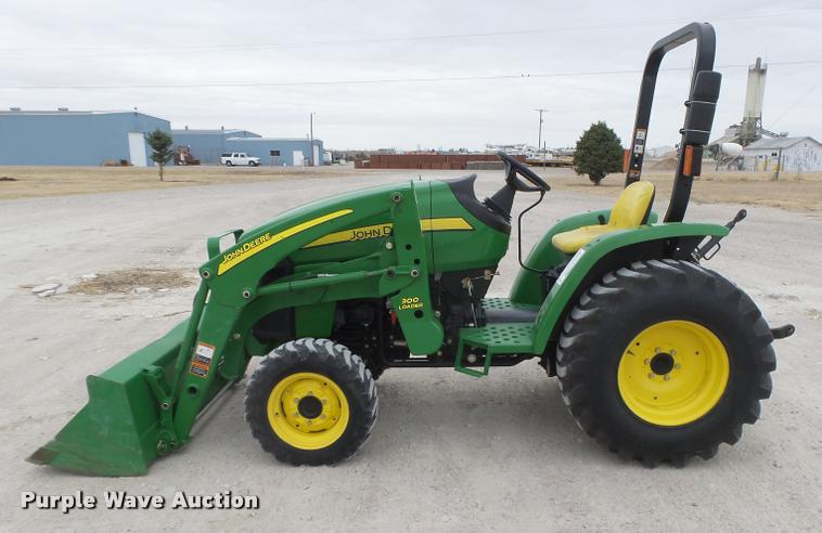 image for item DB1981 2008 John Deere 3203 MFWD tractor