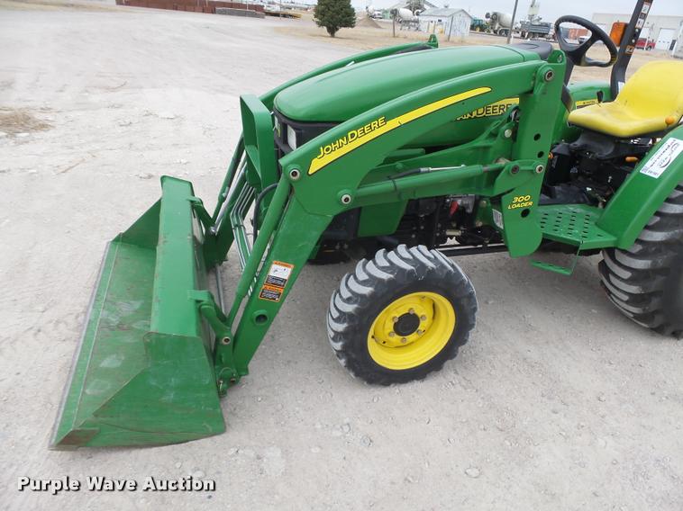 image for item DB1981 2008 John Deere 3203 MFWD tractor