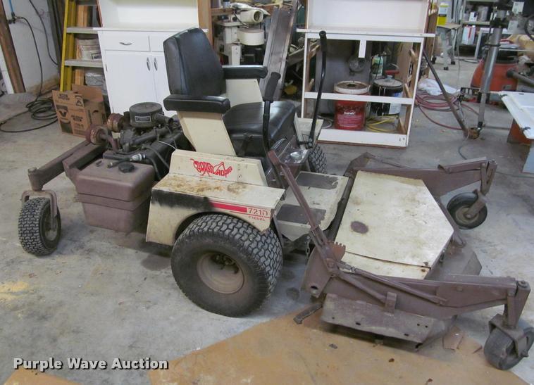 image for item DT9516 Grasshopper 7210 lawn mower