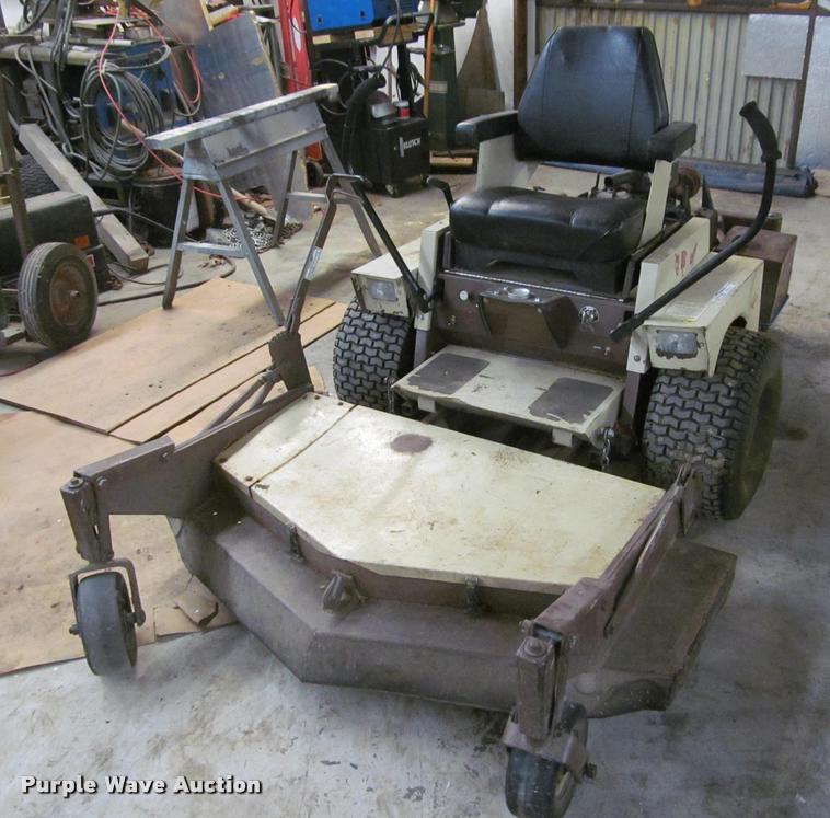 image for item DT9516 Grasshopper 7210 lawn mower