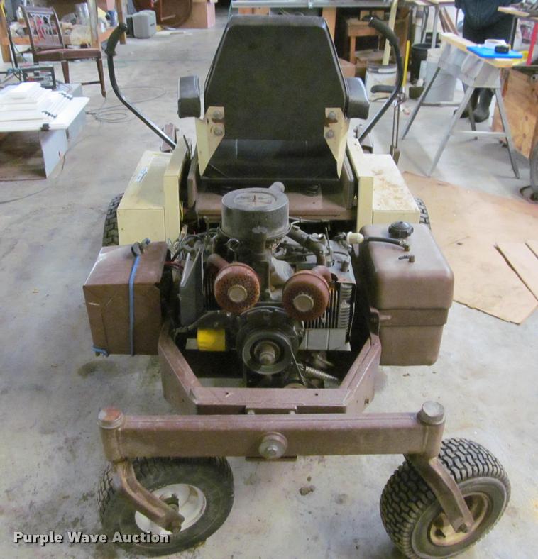 image for item DT9516 Grasshopper 7210 lawn mower