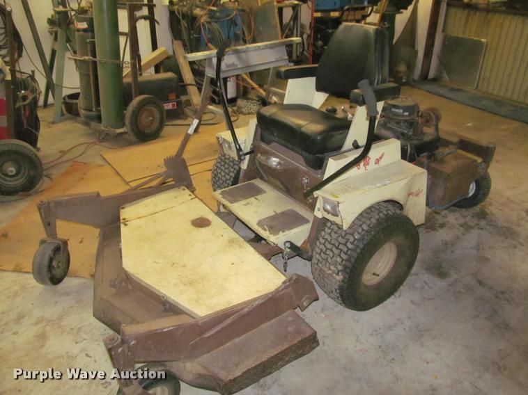 image for item DT9516 Grasshopper 7210 lawn mower