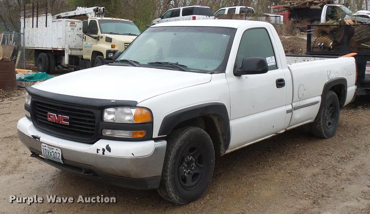 image for item J1520 2002 GMC Sierra 1500 pickup truck