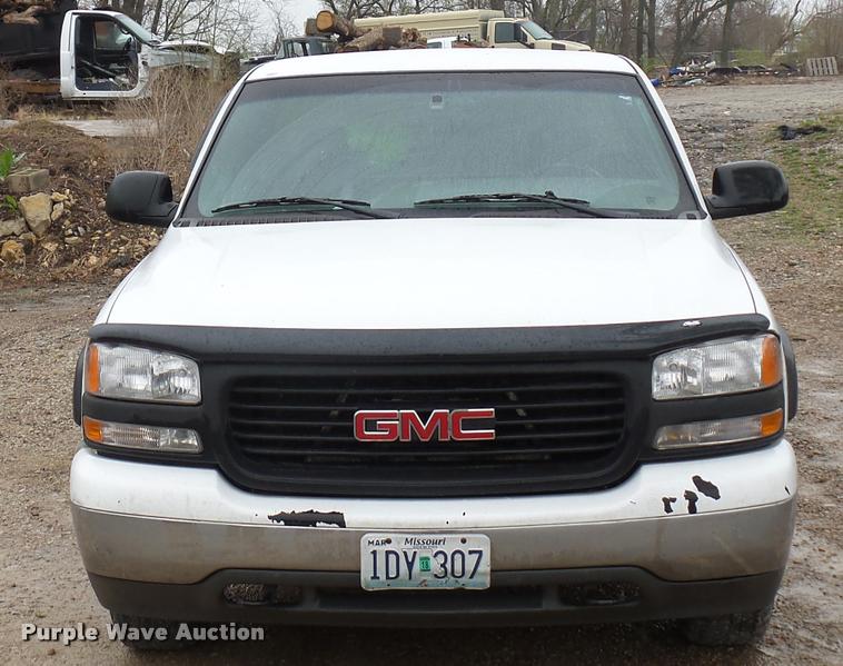 image for item J1520 2002 GMC Sierra 1500 pickup truck