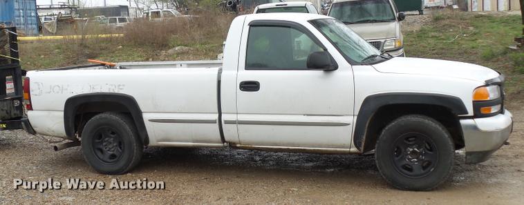 image for item J1520 2002 GMC Sierra 1500 pickup truck