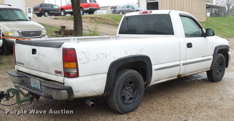 image for item J1520 2002 GMC Sierra 1500 pickup truck