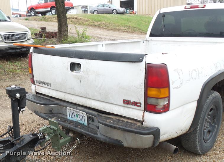 image for item J1520 2002 GMC Sierra 1500 pickup truck