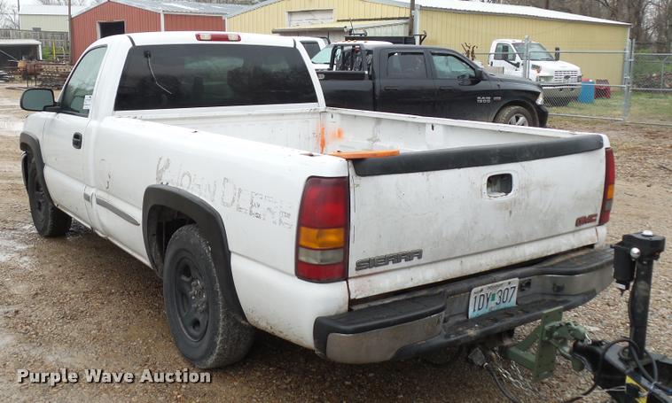 image for item J1520 2002 GMC Sierra 1500 pickup truck
