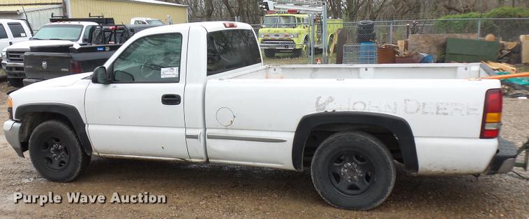 image for item J1520 2002 GMC Sierra 1500 pickup truck