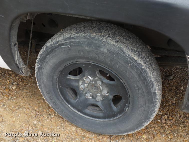 image for item J1520 2002 GMC Sierra 1500 pickup truck