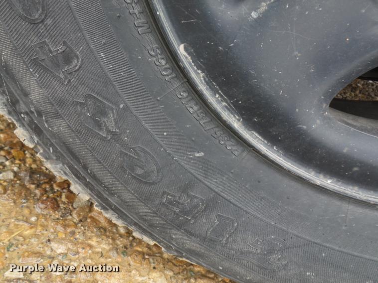 image for item J1520 2002 GMC Sierra 1500 pickup truck