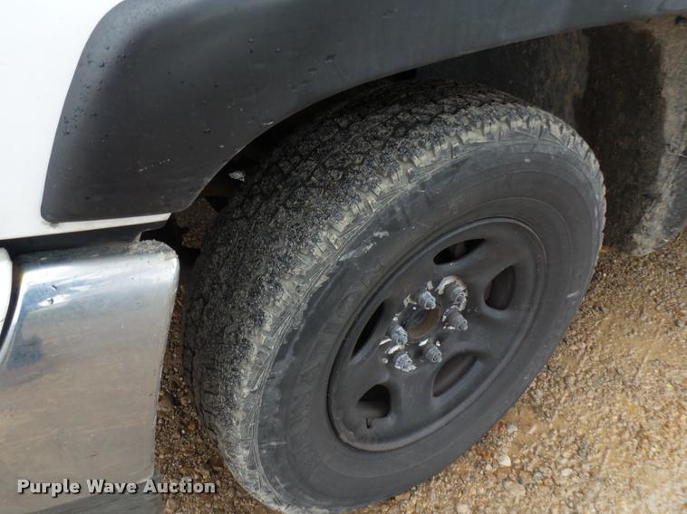 image for item J1520 2002 GMC Sierra 1500 pickup truck