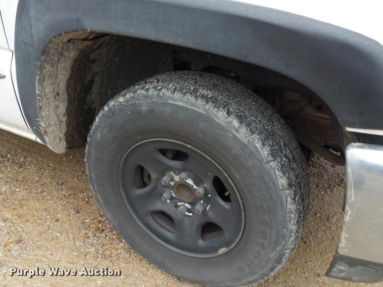 image for item J1520 2002 GMC Sierra 1500 pickup truck