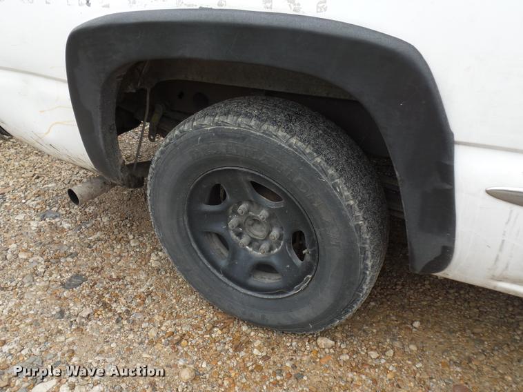 image for item J1520 2002 GMC Sierra 1500 pickup truck