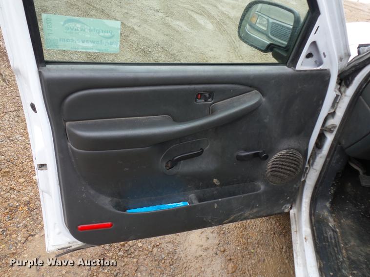 image for item J1520 2002 GMC Sierra 1500 pickup truck