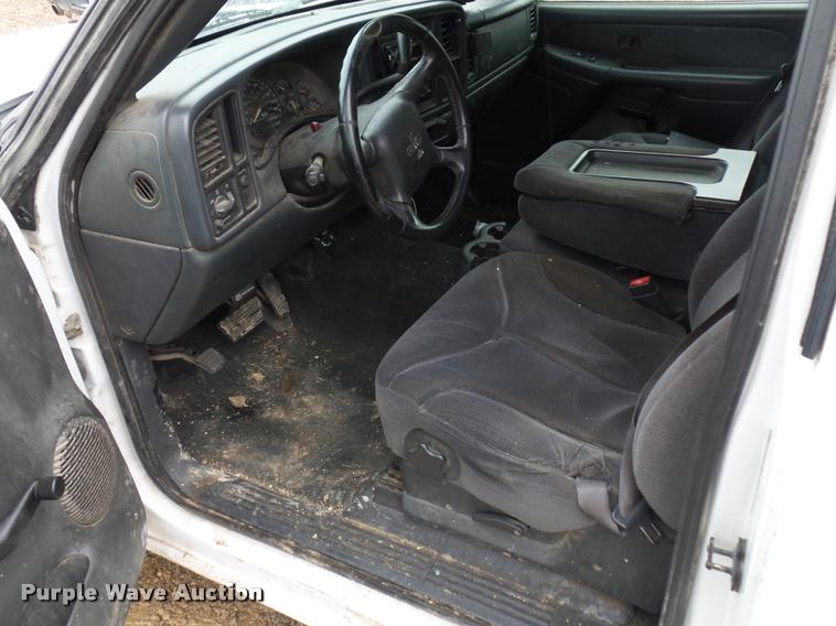 image for item J1520 2002 GMC Sierra 1500 pickup truck