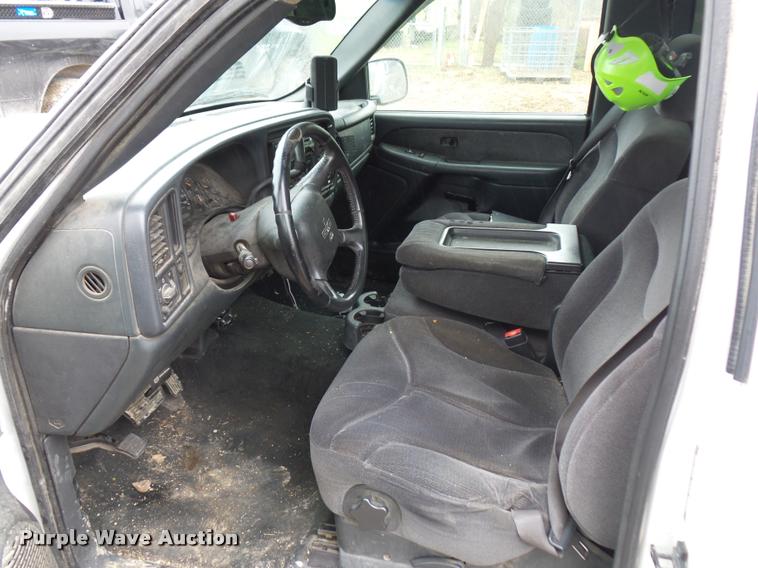 image for item J1520 2002 GMC Sierra 1500 pickup truck