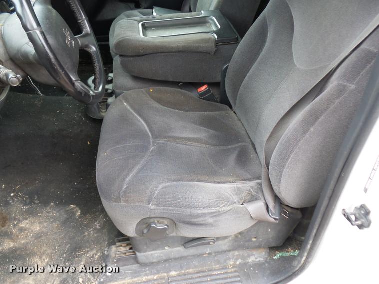 image for item J1520 2002 GMC Sierra 1500 pickup truck