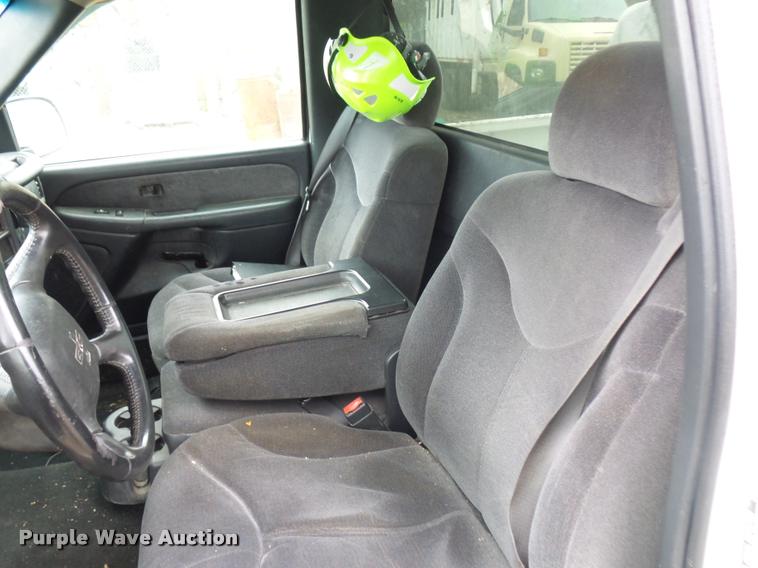 image for item J1520 2002 GMC Sierra 1500 pickup truck