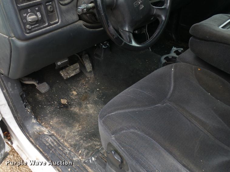 image for item J1520 2002 GMC Sierra 1500 pickup truck