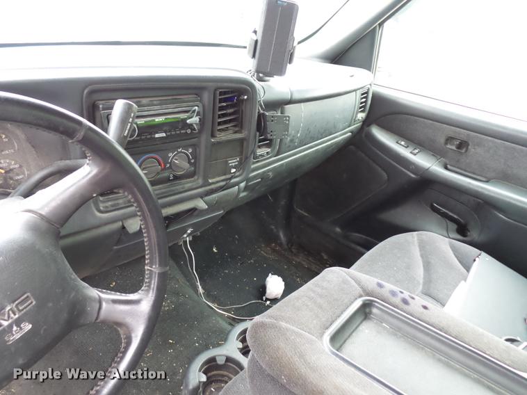 image for item J1520 2002 GMC Sierra 1500 pickup truck