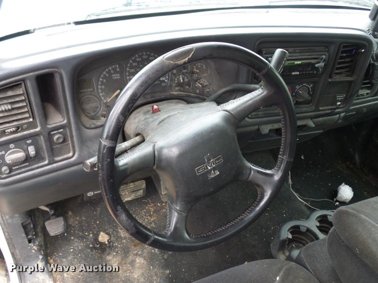 image for item J1520 2002 GMC Sierra 1500 pickup truck