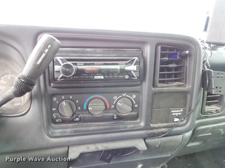 image for item J1520 2002 GMC Sierra 1500 pickup truck